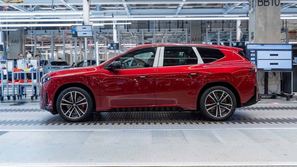Az ötvenezredik legyártott jármű a BMX debreceni gyárában egy tűzpiros fényezésű BMW iX3 50 xDrive modell