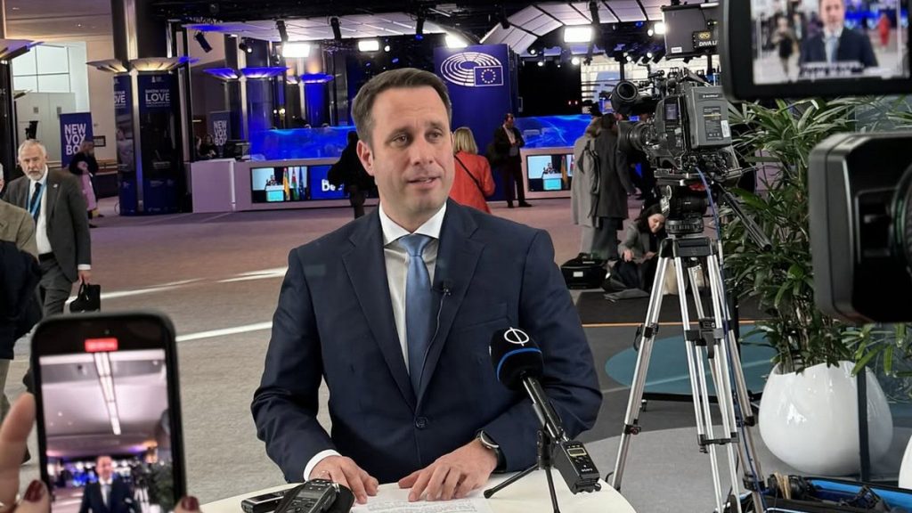 Dömötör Csaba interjút ad az Európai Parlament épületében Brüsszelben
