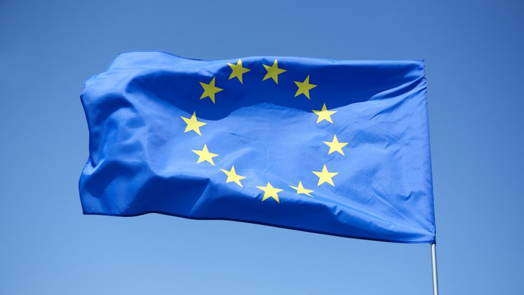 Volt uniós tisztviselő: az EU még 2040-re sem lesz kész Ukrajna katonai védelmére Az Európai Unió zászlaja