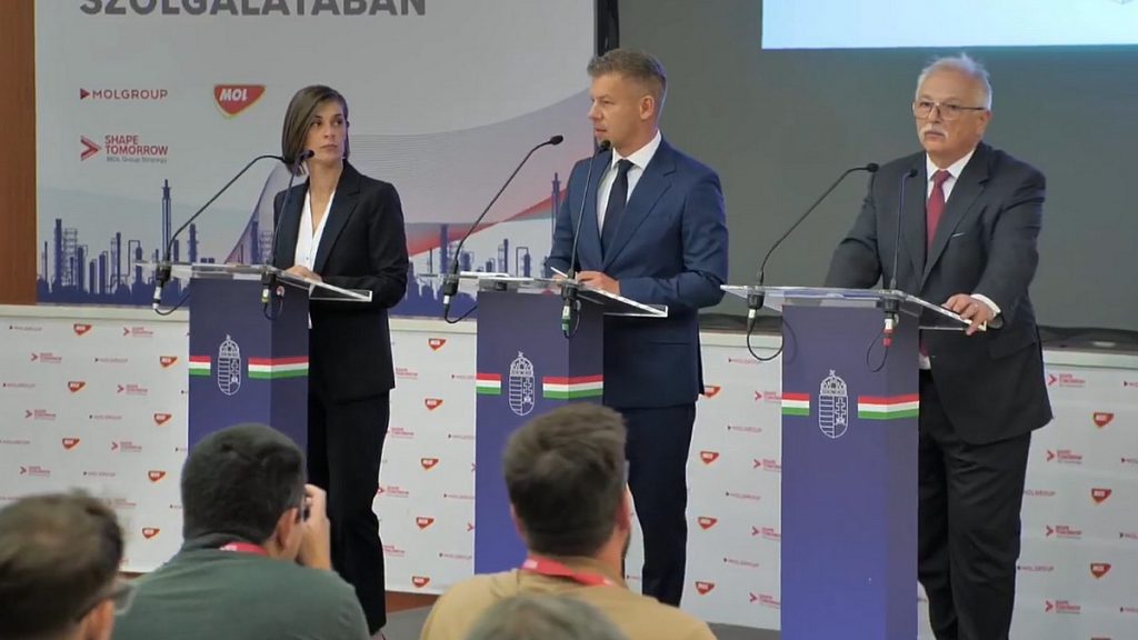 Az Európai Bizottság adatai cáfolják Magyar Péter állítását: a benzin csak a 8. legolcsóbb Magyarországon az EU-ban Magyar Péter a százhalombattai MOL finomítónál tartott tájékoztatót