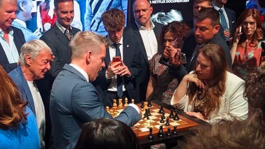Megvan a Tisza államfőjelöltje? Polgár Judit mögé álltak ismert Tisza-közeli közéleti szereplők Magyar Péter és Polgár Judit sakkpartija