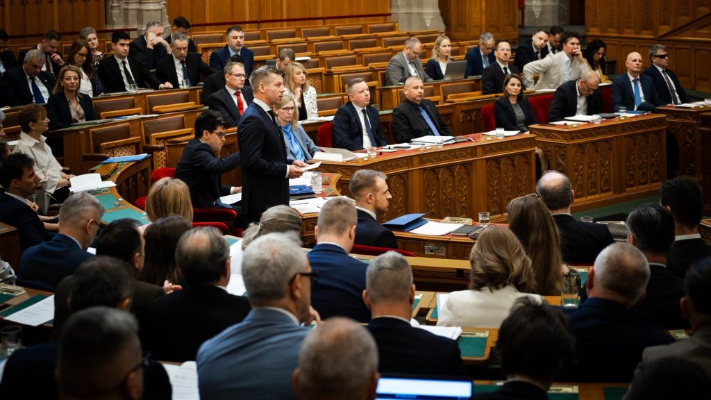 Ungváry Zsolt: Nem szabad hallgatással megerősíteni a Fidesz-kormányról szóló „hamis narratívát” Magyar Péter és a Tisza-frakció a Parlamentben