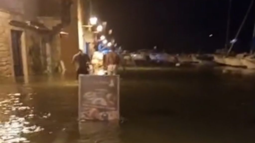 Meteocunami csapott le az Adriára: Stari Gradban a tenger elöntötte a rakpartot, majd rövid idő alatt annyira visszahúzódott, hogy több kikötött hajó megfeneklett