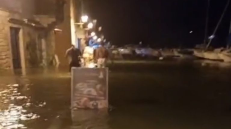 Meteocunami csapott le az Adriára: turisták menekültek, hajók feneklettek meg Horvátországban Meteocunami csapott le az Adriára: Stari Gradban a tenger elöntötte a rakpartot, majd rövid idő alatt annyira visszahúzódott, hogy több kikötött hajó megfeneklett