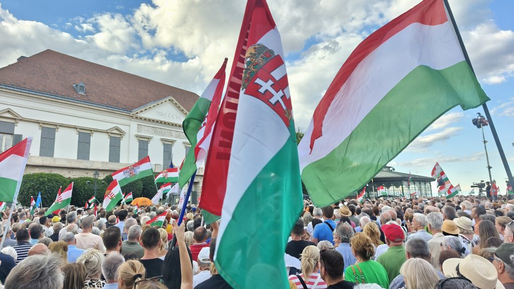 Megtelt a Sándor-palota előtti tér a Stop Önkény tüntetésen, Áder János és Havasi Bertalan kemény üzenetet küldött