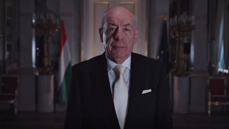 Sulyok Tamás aláírta az Alaptörvény 17. módosítását, majd kijelentette: Megszűnt az 1956 örökségéből létrejött demokratikus jogállam Dr. Sulyok Tamás köztársasági elnök aláírta az Alaptörvény 17. módosítását, ugyanakkor nyilatkozatában úgy fogalmazott: „Az 1956 örökségéből a rendszerváltáskor létrejött demokratikus jogállam ezzel megszűnt.”