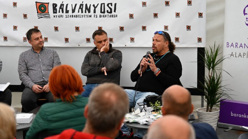 Tusv&aacute;nyos: Latorcai Csaba, az Orsz&aacute;ggyűl&eacute;s aleln&ouml;ke, a KDNP &uuml;gyvezető aleln&ouml;ke &eacute;s orsz&aacute;ggyűl&eacute;si k&eacute;pviselője, Kiszelly Zolt&aacute;n, a Sz&aacute;zadv&eacute;g Alap&iacute;tv&aacute;ny politikai elemz&eacute;si igazgat&oacute;ja, valamint Z&aacute;rug P&eacute;ter Farkas politol&oacute;gus, a Miskolci Egyetem egyetemi adjunktusa osztotta meg elemz&eacute;s&eacute;t a 2026-os orsz&aacute;ggyűl&eacute;si v&aacute;laszt&aacute;sokr&oacute;l &eacute;s az azt k&ouml;vető politikai folyamatokr&oacute;l besz&eacute;lgettek
