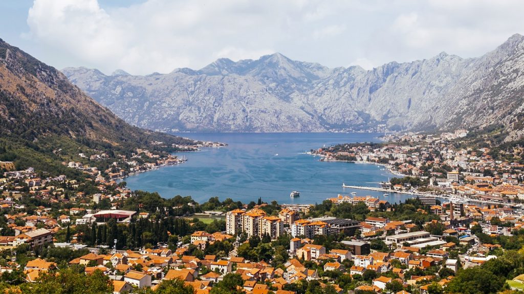 Elmarasztaló ítélet nélkül is elkobozhatják az illegálisan szerzett vagyont Montenegróban A Kotori-öböl és Kotor városa Montenegróban