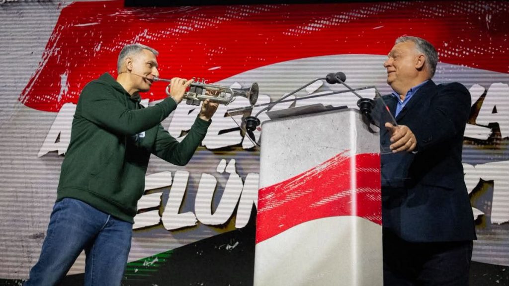 Lázár János és Orbán Viktor a színpadon