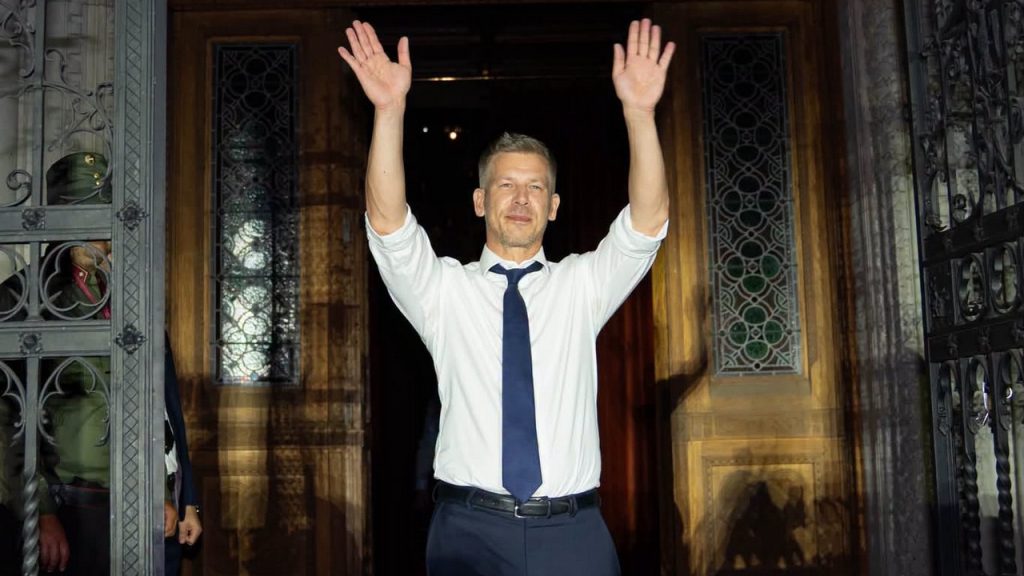 Magyar Péter augusztus 20-án a Parlament kapujában