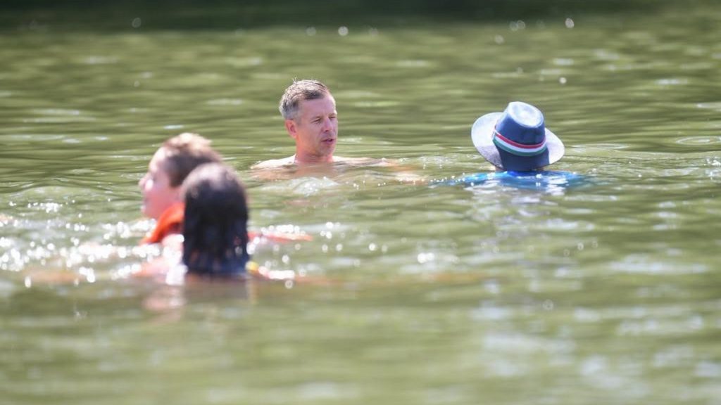 Teljes káosz, kapkodás és dilettantizmus – nagyjából így foglalható össze a Tisza-kormány működése Magyar Péter fürdőzés közben