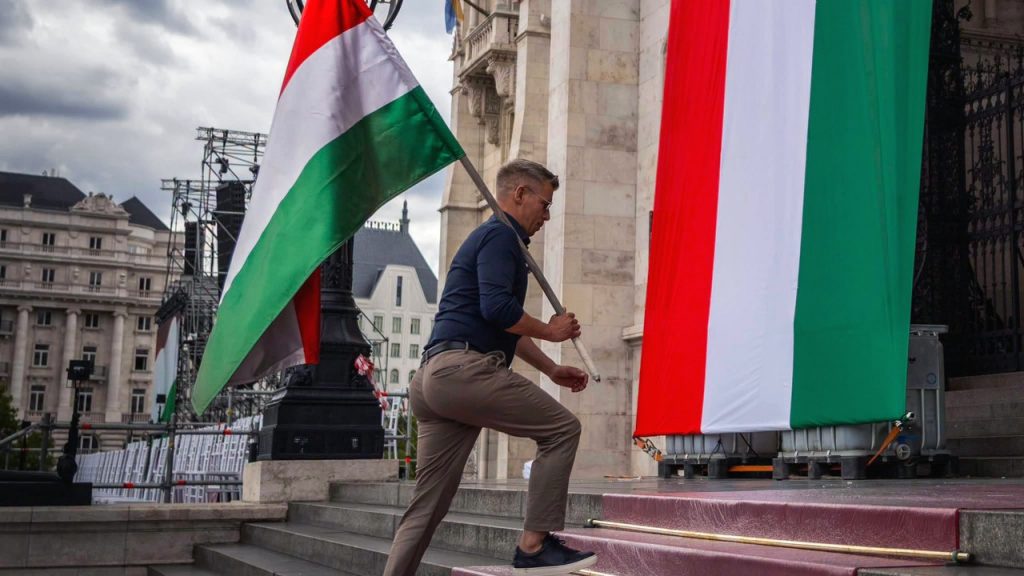 Hol a szabadság? Magyar Péter magyar zászlóval a kezében az Országháznál