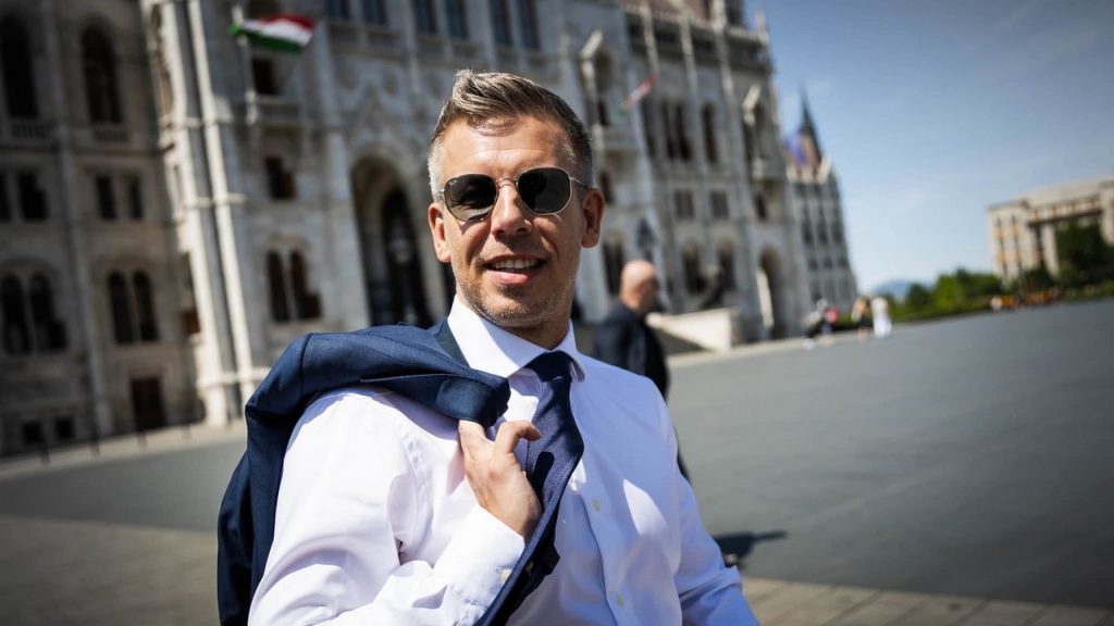 Magyar Péter, a Tisza-kormány miniszterelnöke a Kossuth téren