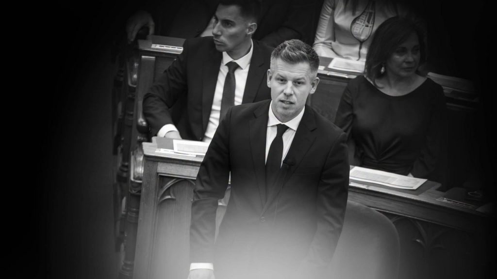 Aranykor után, a romlás virágai mutatkoznak Magyar Péter felszólalása a Parlamentben fekete-fehér képen