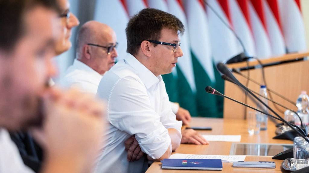 Bóka János frakcióvezető az Országgyűlés előtti Fidesz frakcióülésen