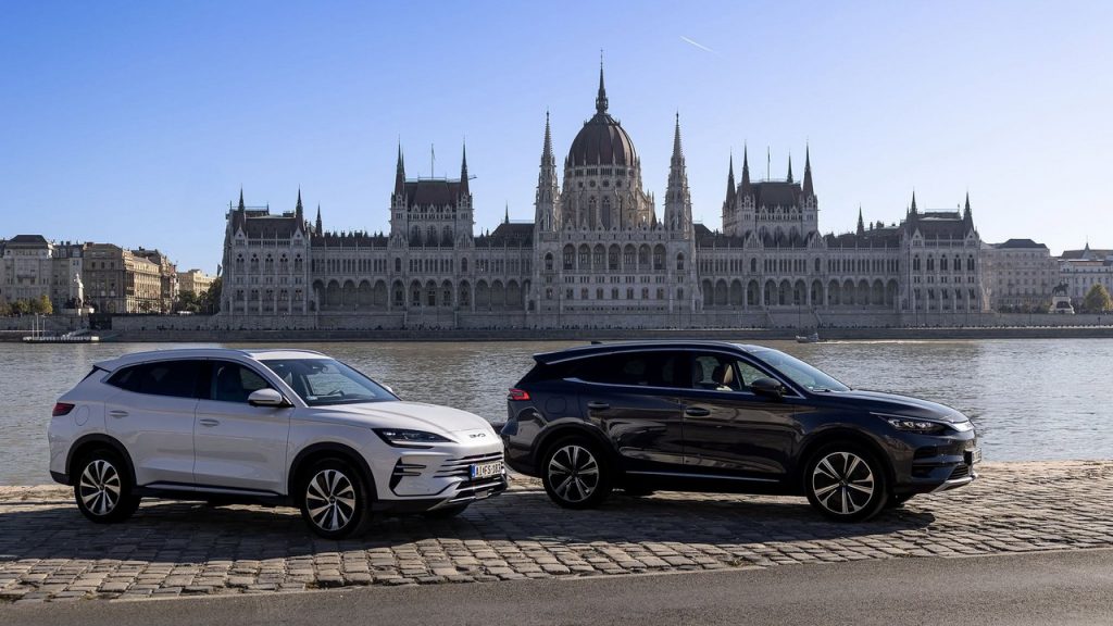 BYD új modellek a Duna budai rakpartján, háttérben az Országházzal