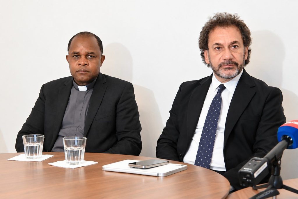 Dr. Esiobu Anayo Augustus (&Aacute;goston atya)nig&eacute;riai sz&aacute;rmaz&aacute;s&uacute; katolikus pap &eacute;s Harout Selimian alepp&oacute;i reform&aacute;tus lelkip&aacute;sztor
