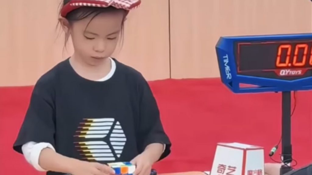 Rubik-kocka kirakása világrekord: Hatéves kínai kislány 4,27 másodperc alatt rakta ki