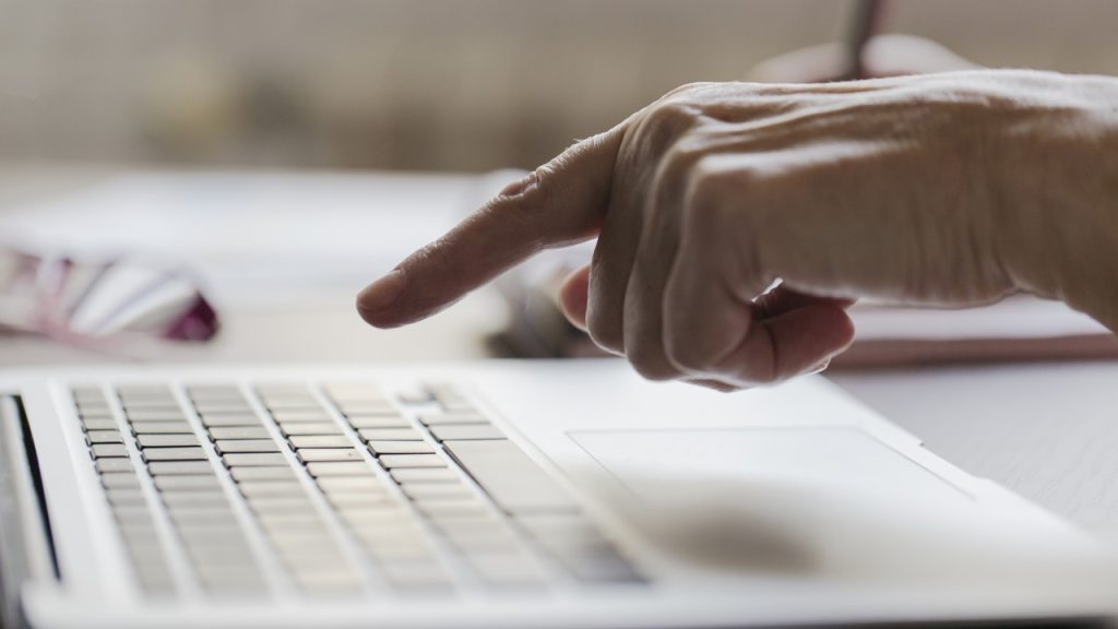 Több mint tízezren írták alá egy nap alatt a Lannert Judit távozását követelő petíciót Kattintás a laptopon