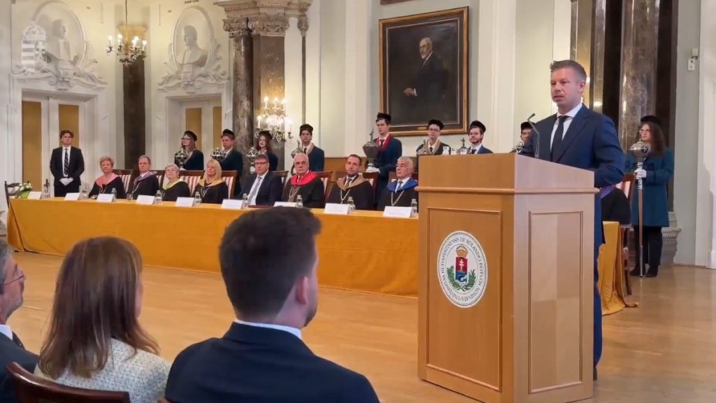Magyar Péter az ELTE tanévnyitóján: Növelnék a felsőfokú végzettségűek arányát Magyar Péter miniszterelnök beszédet mond az ELTE tanévnyitóján