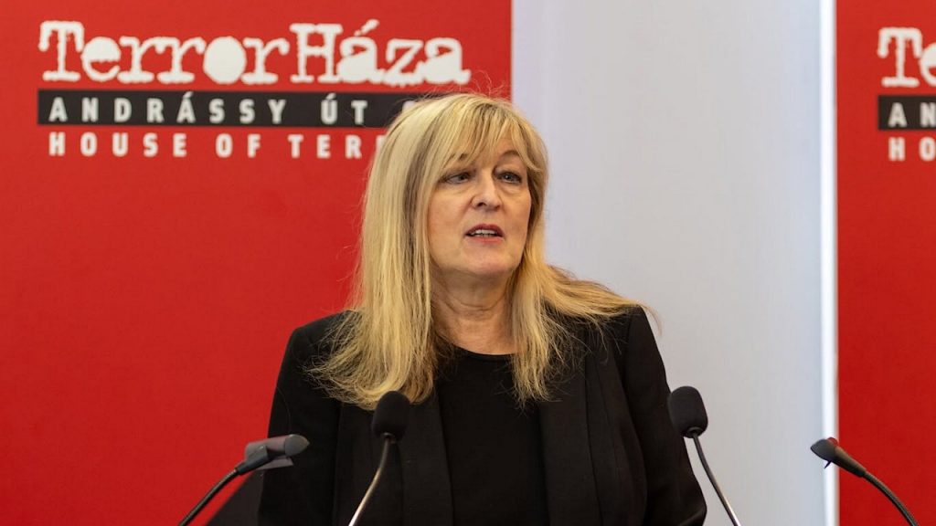 Schmidt Mária: Közíró menni Terror Háza életében először Schmidt Mária beszédet mond a Terror Háza Múzeum főigazgatójaként