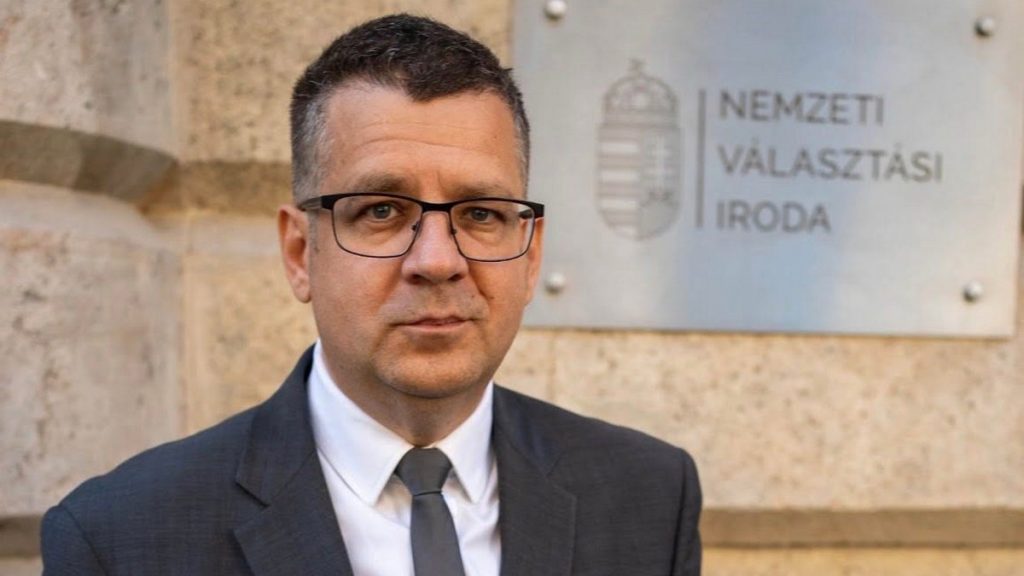 Őrizetbe vették Seszták Miklóst az ügyészségen, ahová a mentelmi joga felfüggesztése után önként ment be Seszták Miklós a Nemzeti Választási Iroda előtt az országgyűlési képviselői mandátumával