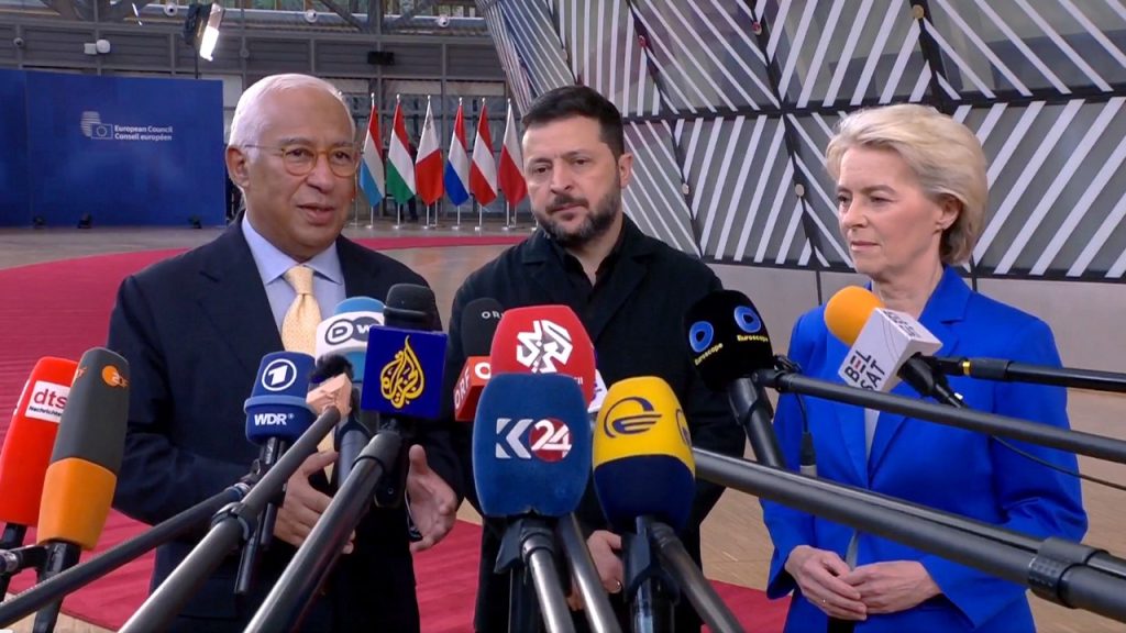 Volodimir Zelenszkij ukrán államfő António Costa, az Európai Tanács elnöke, valamint Ursula von der Leyen, az Európai Bizottság elnöke társaságában