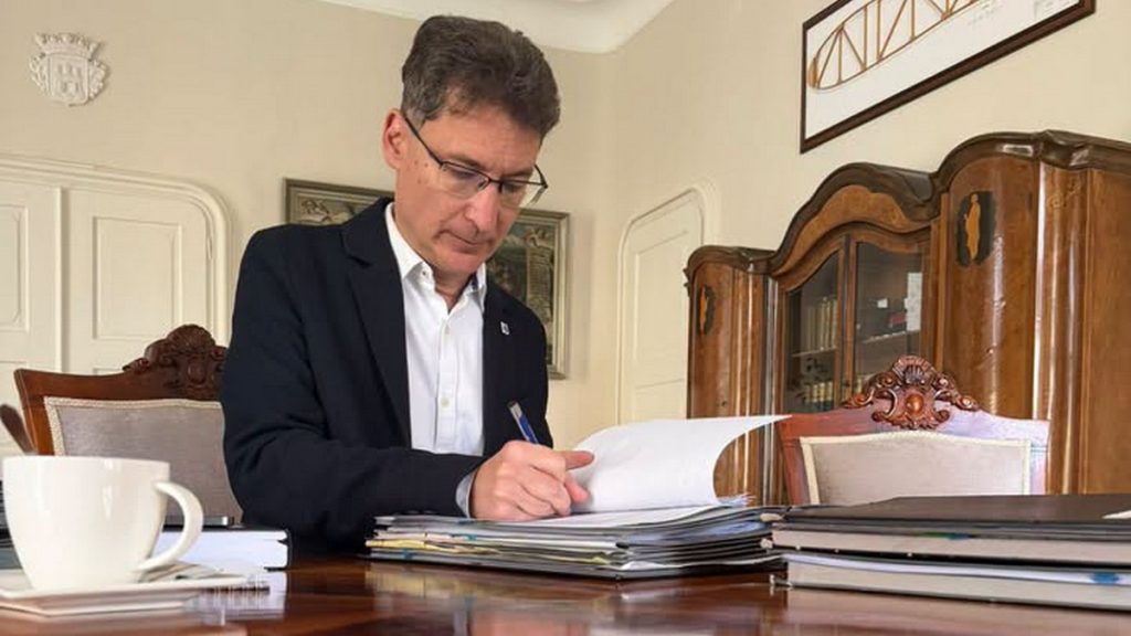 Dr. Cser-Palkovics András, Székesfehérvár polgármestere aláírás közben