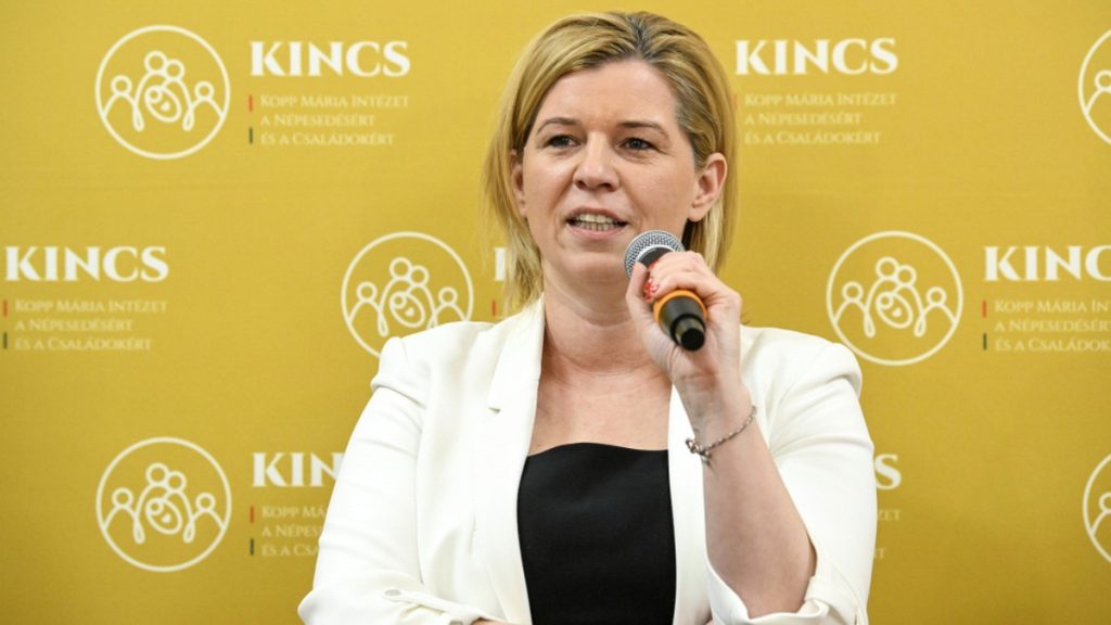 Varga-Bajusz Veronika felsőoktatásért és szakképzésért felelős államtitkárként beszédet mond a Kopp Mária Intézet rendezvényén